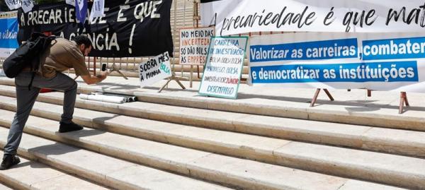 2 INVESTIGADORES SAO ESCRAVOS DAS UNIVERSIDADES 1